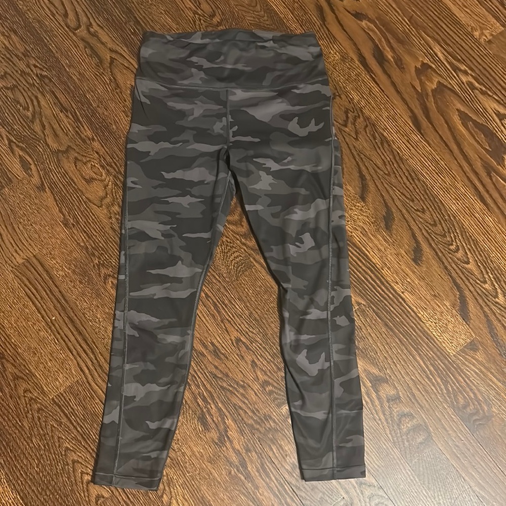 Athleta Ultimate stash pocket 7/8 Camo